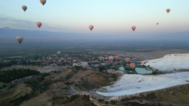 Krajobraz Parku Pamukkale Mnóstwo Balonów Ogrzane Powietrze Porannym Niebie Turcja — Wideo stockowe