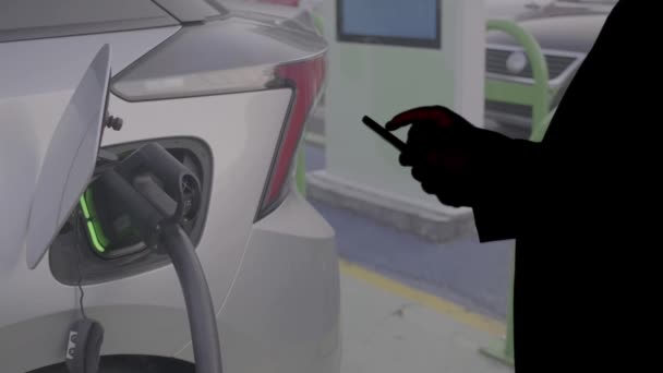 Elektrikli Araba Yükleniyor Şarj Istasyonunda Elektrikli Araba Şarj Oluyor Yüksek — Stok video