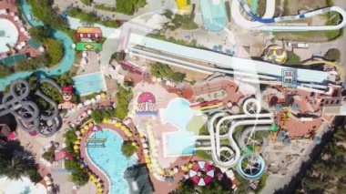 Su parkının en iyi manzarası. Su parkı ve yüzme havuzları. Yukarıdan bak. Yüksek kalite 4k görüntü