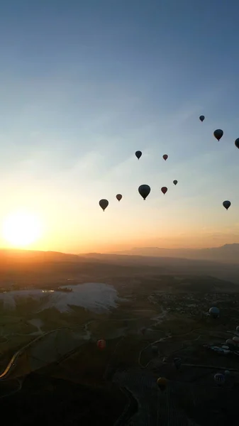 Amazing Aerial Footage Van Hot Air Ballonnen Pamukkale Tijdens Zonsopgang Rechtenvrije Stockfoto's