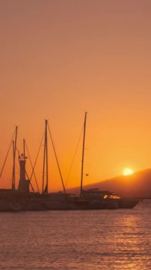 Güneş doğarken Urla İzmir 'in deniz feneri etrafında insansız hava aracı görüntüsü. Yüksek kalite 4k görüntü
