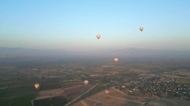 Pamukkale Parkı manzarası ve sabah gökyüzünde bir sürü sıcak hava balonu. Türkiye-Ekim 2023. Yüksek kalite 4k görüntü