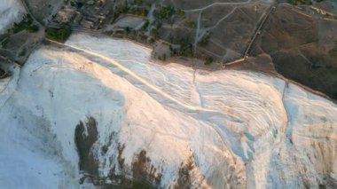 Pamukkale Travertines Sinematik Hava Aracı görüntüleri. Sağlıklı su ile ünlü Türk beyaz termal banyosu. - Evet. Yüksek kalite 4k görüntü