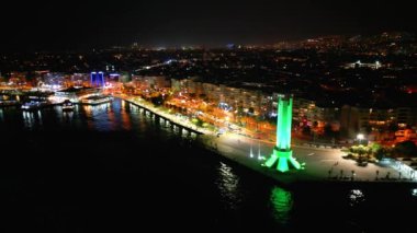 İzmir Karsiyaka ilçesi, deniz ve feribotlar ve güneşli bir günde insansız hava aracı ile hava trafiği. Yüksek kalite 4k görüntü