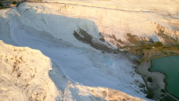 Pamukkale Travertines电影 空中无人机 土耳其著名的白热浴与健康洁净的水 是的高质量的4K镜头 — 图库视频影像
