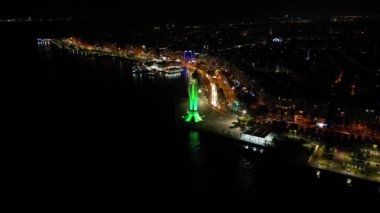 İzmir Karsiyaka ilçesi, deniz ve feribotlar ve güneşli bir günde insansız hava aracı ile hava trafiği. Yüksek kalite 4k görüntü