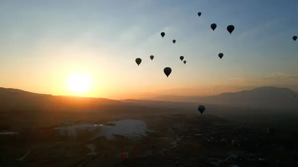 Erstaunliche Luftaufnahmen Von Heißluftballons Pamukkale Während Des Sonnenaufgangs Hochwertiges Foto Stockbild