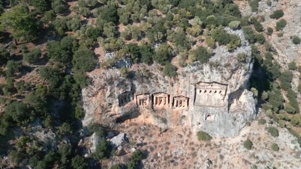 ダリアン ムグラ 崖にトルコ王の墓が トルコのカイナス ダリヤンに面している アリアルビュー 高品質の4K映像 — ストック動画