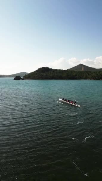 Sport Canoe Con Equipo Cuatro Personas Remando Aguas Tranquilas Vista Vídeo De Stock