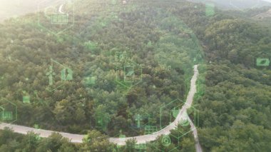 Yeşil orman hava manzarası ve çevresel teknoloji kavramı. Yeşil teknoloji. Ekoloji. Yeşil dönüşüm. GX. SDG 'ler. Yüksek kalite 4k video