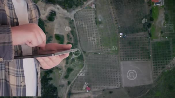 Pov Van Een Landbouwer Met Behulp Van Digitale Tablet Groenteboerderij Rechtenvrije Stockvideo's