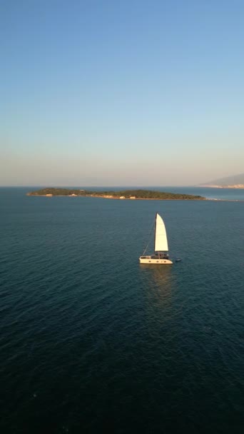 Urla Izmir Türkiye Deki Ege Denizi Nde Yelken Açan Katamaran Telifsiz Stok Çekim