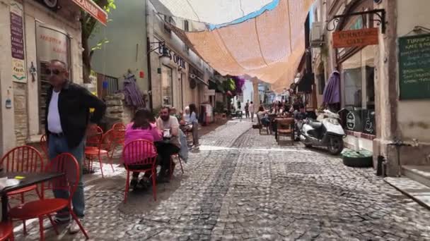 Urla Izmir Turquía Mayo 2024 Tiendas Recuerdos Cafeterías Gente Calle — Vídeos de Stock