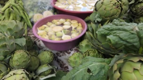 Vídeo Legumes Com Alcachofras Frescas Mercado Agricultores Urla Turquia Cozinha — Vídeo de Stock