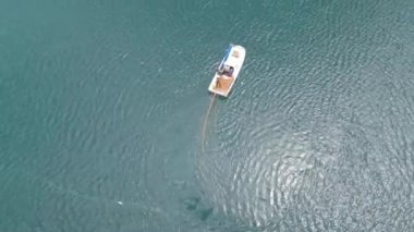 Kayıktaki balıkçılar deniz suyuna ağ attılar. Kaçak avcılar balıkçılıkla meşgul. Teknede durup balık yakalamayı bekleyen adamlar. Balıkçı gemisi dalgalar üzerinde yüzüyor. Balıkçılık, yaşam tarzı, hobi