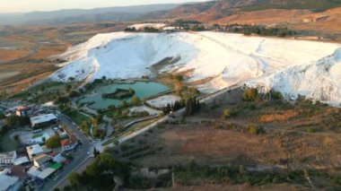 Pamukkale Travertines Sinematik Hava Aracı görüntüleri. Sağlıklı su ile ünlü Türk beyaz termal banyosu. - Evet. Yüksek kalite 4k görüntü