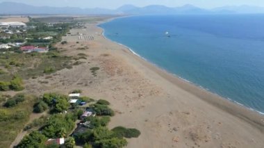 Türkiye 'nin Akdeniz kıyısındaki Sarigerme' ye doğru Dalaman plajı üzerindeki hava manzarası. Yüksek kalite 4k görüntü