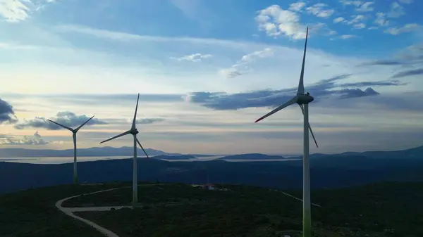 風力タービンのエネルギー生産の空中ビュー 未来技術の概念 生態系の上のデジタルネットワーク安全な代替エネルギー源 緑の生態系の世界のための再生可能エネルギー生産 ロイヤリティフリーのストック写真