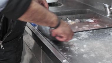 Balıkçı, balık pazarında balık temizliyor. 4k video