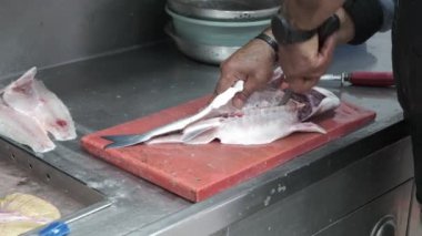 Balıkçı, balık pazarında balık temizliyor. 4k video