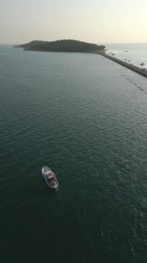 Urla İzmir 'deki İHA görüntüleri. Karantina Adası olarak bilinir. 19. yüzyılda ada güncel tıbbi gereçlerle donatılmıştı ve karantina adası olarak kullanılıyordu.