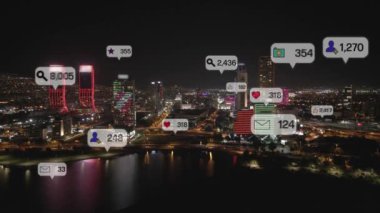 Sosyal medya simgeleri, sosyal ağ uygulama platformu üzerinden insanların bağlandığını gösteriyor. Çevrimiçi toplum ve sosyal medya pazarlama stratejisi kavramı. Yüksek