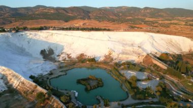 Pamukkale Travertines Sinematik Hava Aracı görüntüleri. Sağlıklı su ile ünlü Türk beyaz termal banyosu. - Evet. Yüksek kalite 4k görüntü