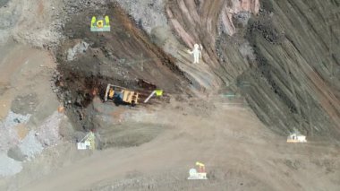 Hava manzaralı madencilik, çöpçüler, maden çıkarma endüstrisi sökme işleri. Büyük maden kamyonları. Bir sürü makine kamyonu ile açılıştaki insansız hava aracı görüntüsü. Yüksek kalite 4k görüntü