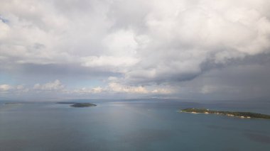 İHA ile Urla Cesmealti hava görüntüsü. Ege 'deki hindi turistik deniz kenti. Urla , Cesmealti. Yüksek kalite fotoğraf