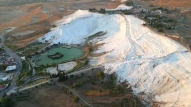 Pamukkale Travertines Sinematik Hava Aracı görüntüleri. Sağlıklı su ile ünlü Türk beyaz termal banyosu. - Evet. Yüksek kalite 4k görüntü