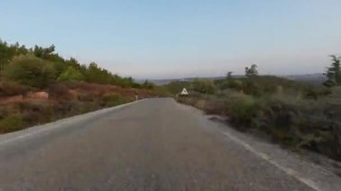 Hızlı Gündüz Sürüşü 'nün Zamanı. Araba ön camından kır yoluna kadar görüş. Hyperlapse Road Trip bir çeşit Dashcam POV. Seyahat Konsepti. Yüksek kalite 4k görüntü