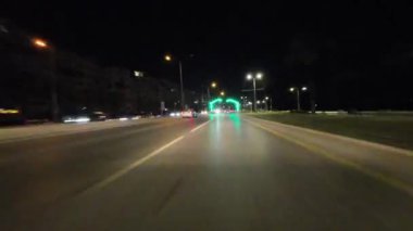 Gece şehir yolunda giden araba. Hiperhız. Yüksek kalite 4k görüntü