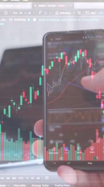 Dizüstü bilgisayardaki borsa veri işleme animasyonu. Küresel ekonomi ve iş teknolojisi kavramı. Yüksek kalite 4k görüntü