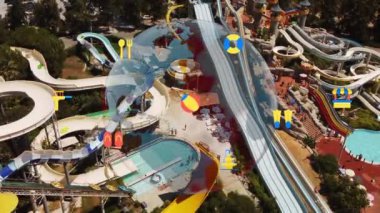 Su parkının en iyi manzarası. Su parkı ve yüzme havuzları. Yukarıdan bak. Yüksek kalite 4k görüntü