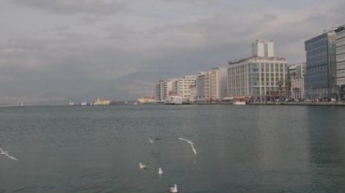 İzmir 'in Alsancak bölgesinin kıyı manzarası. 4k video
