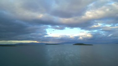 Arkasında dağlar olan büyük bir su kütlesi. Yüksek kalite 4k görüntü