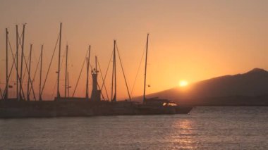 Güneş doğarken Urla İzmir 'in deniz feneri etrafında insansız hava aracı görüntüsü. Yüksek kalite 4k görüntü