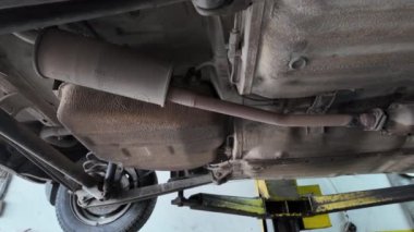 Modern bir arabanın motorunun yağını değiştirmek. Arabaların profesyonel onarımı ve bakımı. Yüksek kalite 4k görüntü