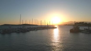 Güneş doğarken Urla İzmir 'in deniz feneri etrafında insansız hava aracı görüntüsü. Yüksek kalite 4k görüntü