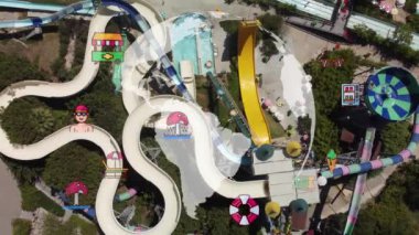 Su parkının en iyi manzarası. Su parkı ve yüzme havuzları. Yukarıdan bak. Yüksek kalite 4k görüntü