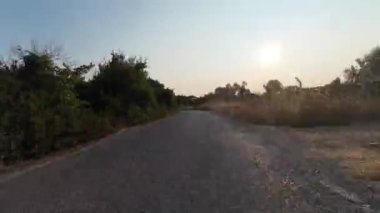 Hızlı Gündüz Sürüşü 'nün Zamanı. Araba ön camından kır yoluna kadar görüş. Hyperlapse Road Trip bir çeşit Dashcam POV. Seyahat Konsepti. Yüksek kalite 4k görüntü