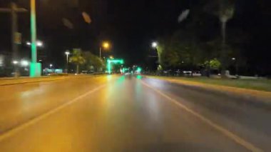 Gece şehir yolunda giden araba. Hiperhız. Yüksek kalite 4k görüntü