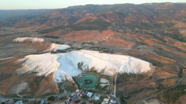 Pamukkale Travertines Sinematik Hava Aracı görüntüleri. Sağlıklı su ile ünlü Türk beyaz termal banyosu. - Evet. Yüksek kalite 4k görüntü