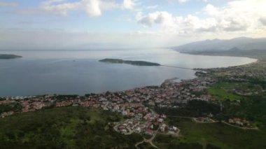 Cesmealti - Urla - İzmir - Türkiye bulutlu İHA görüntüsü. 4k video