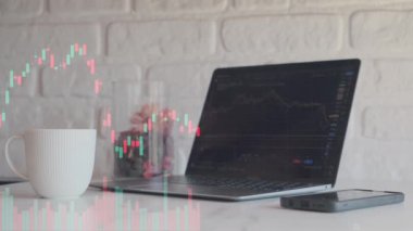 Dizüstü bilgisayardaki borsa veri işleme animasyonu. Küresel ekonomi ve iş teknolojisi kavramı. Yüksek kalite 4k görüntü