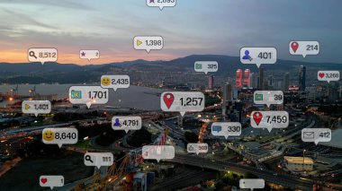 Sosyal medya simgeleri, sosyal ağ uygulama platformu üzerinden insanların bağlandığını gösteriyor. Çevrimiçi toplum ve sosyal medya pazarlama stratejisi kavramı. Yüksek
