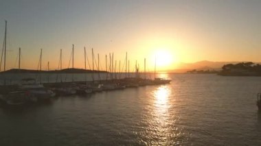 Güneş doğarken Urla İzmir 'in deniz feneri etrafında insansız hava aracı görüntüsü. Yüksek kalite 4k görüntü