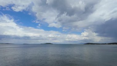 Arkasında dağlar olan büyük bir su kütlesi. Yüksek kalite 4k görüntü