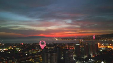 Modern bir şehrin havadan görünüşü ve birçok lokasyon iğnesi. Konum bilgisi. GPS. Yüksek kalite 4k görüntü