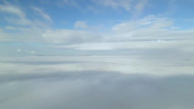 Bulutların ve gökyüzünün üstündeki hava manzarası, ilham konsepti. 4k video